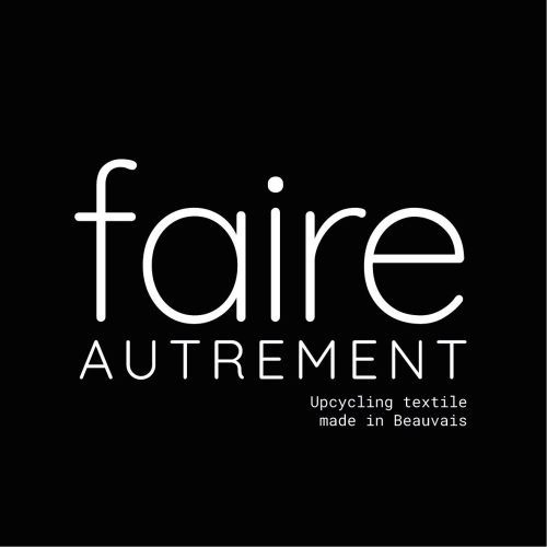 inscription "faire AUTREMENT Upcycling textile made in Beauvais" en blanc sur un fond noir.
