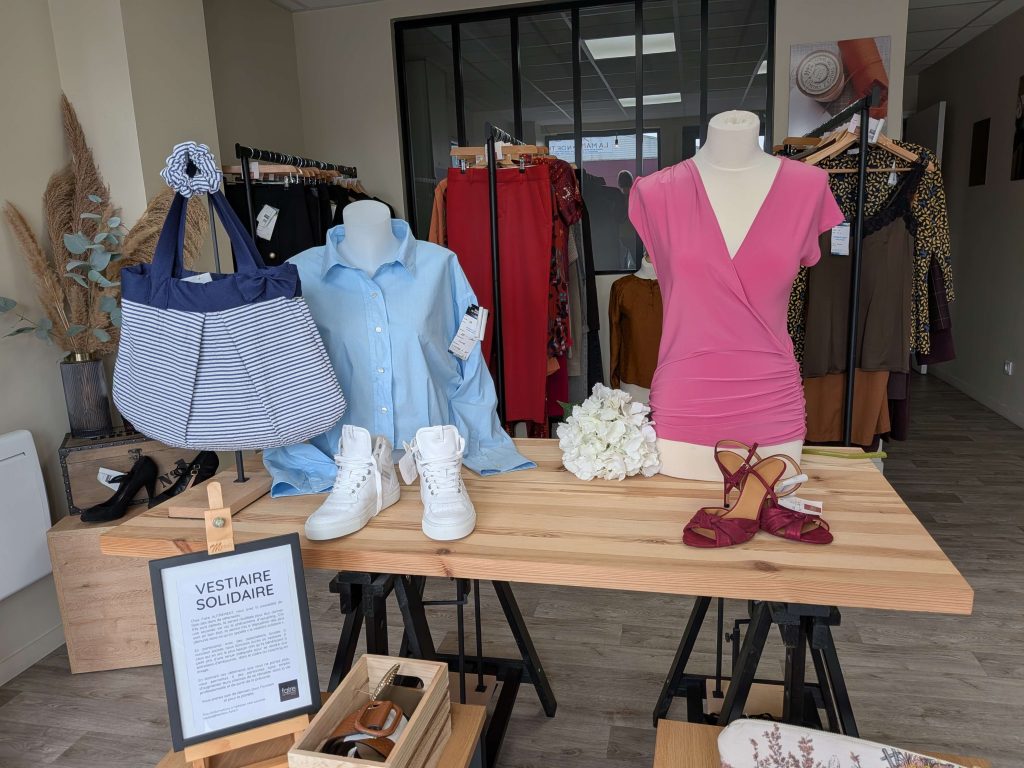 Photo table d'accueil showroom FAIRE Beauvais